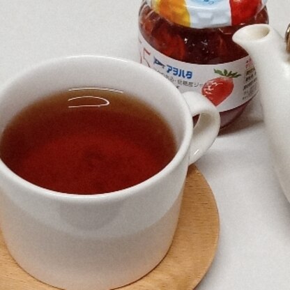 ほうじ茶に苺ジャム&生姜ってはじめて♪ジャムの甘い香りかしておいしかったです♪